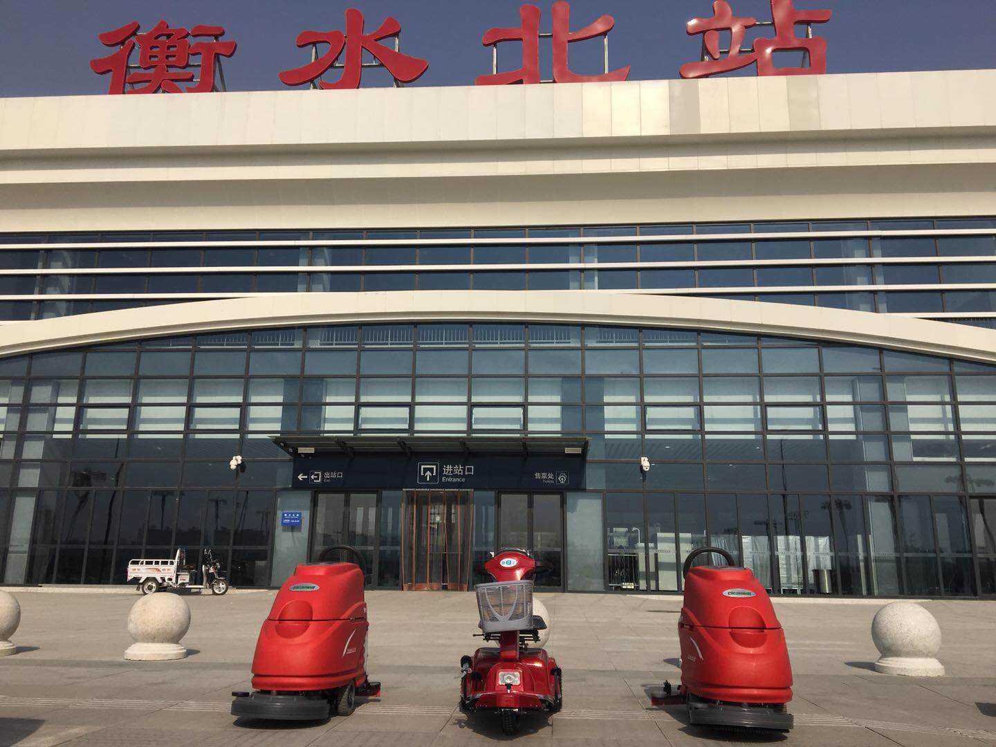 如何運(yùn)用電動(dòng)塵推車對大理石地面清潔6